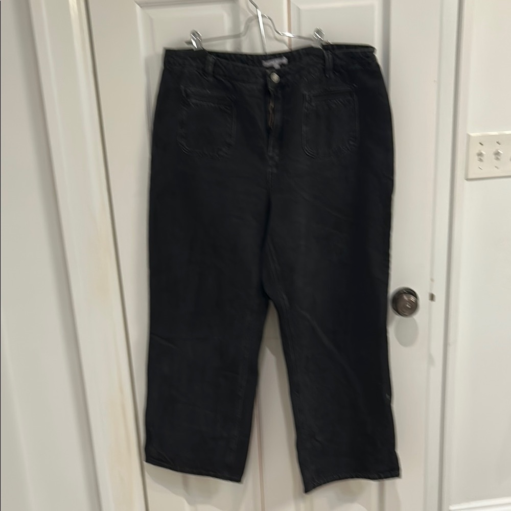 Black Cropped Ankle Jeans with Straight-Leg Cut
